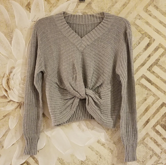 Twisted Cropped Sweater - Picture 3 of 4